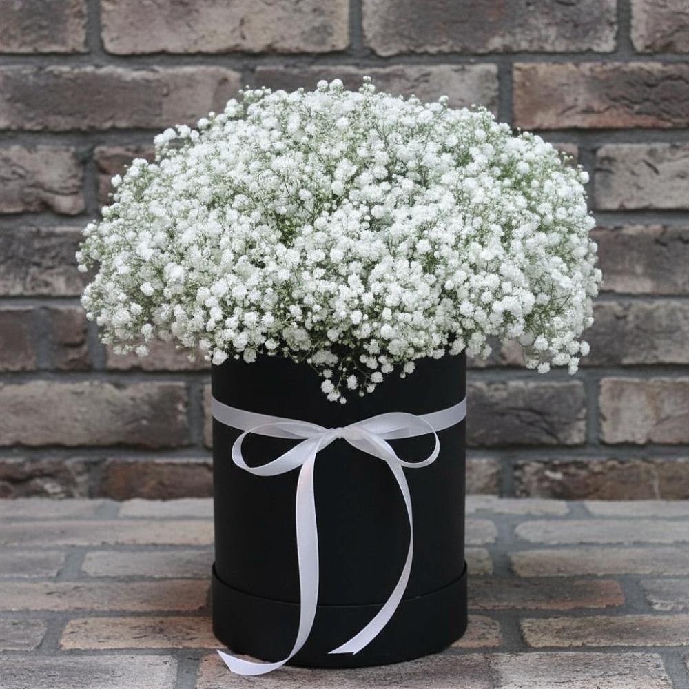 Цветочная композиция из Гипсофила в шляпной коробке в Льялово