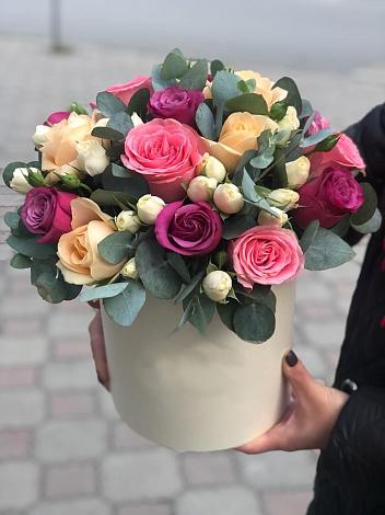 Цветочная композиция из Розы в шляпной коробке в Льялово