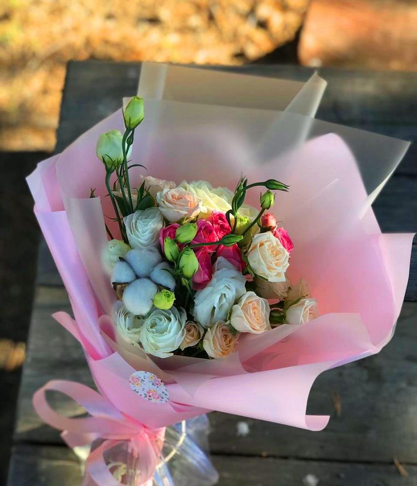 Букет цветов из: Розы и Лизиантусы в Льялово