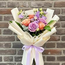 Букет цветов из:  Лизиантусы и Розы в Льялово