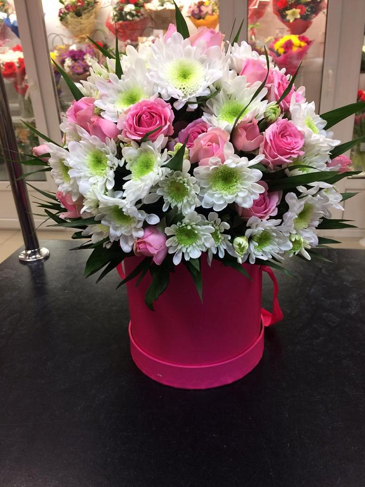 Цветочная композиция из Розы и Хризантемы в шляпной коробке в Льялово